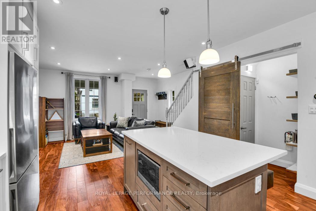 19 Windsor Avenue, Ottawa, ON - Indoor Photo Showing Kitchen With Upgraded Kitchen
