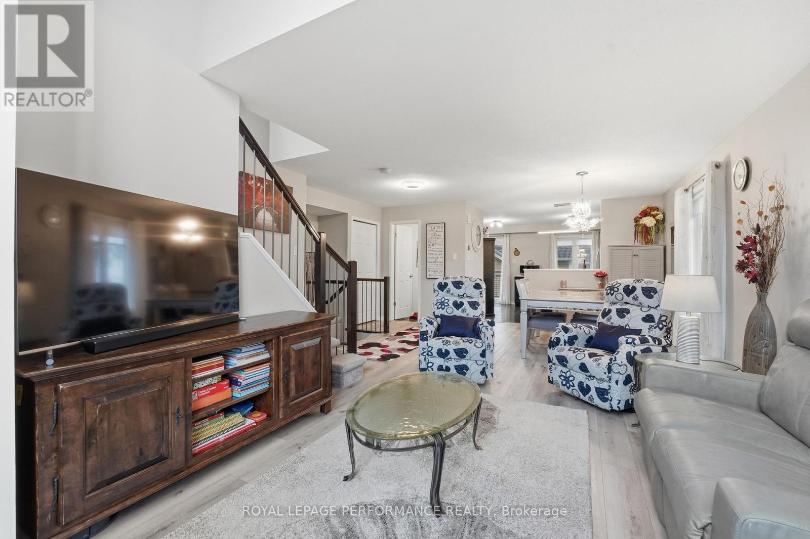 302 Galston Private, Ottawa, ON - Indoor Photo Showing Living Room