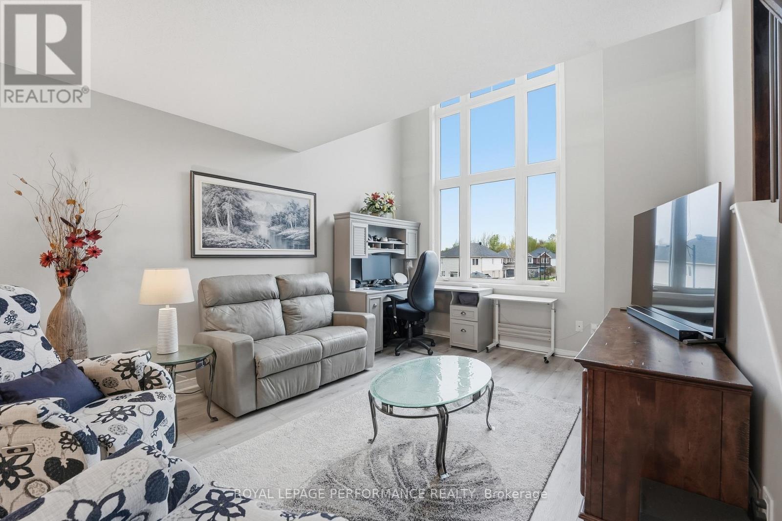 302 Galston Private, Ottawa, ON - Indoor Photo Showing Living Room