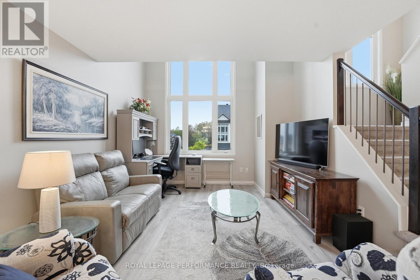 302 Galston Private, Ottawa, ON - Indoor Photo Showing Living Room