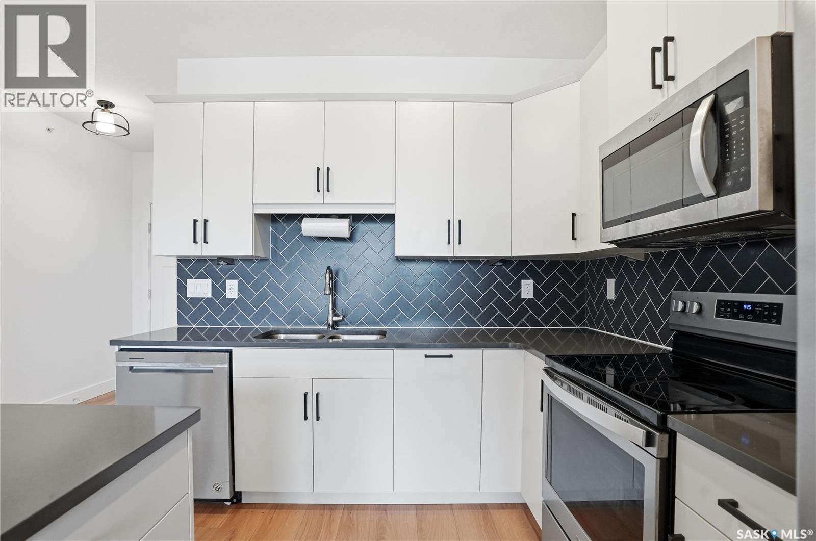 309 105 Willis Crescent, Saskatoon, SK - Indoor Photo Showing Kitchen With Double Sink With Upgraded Kitchen