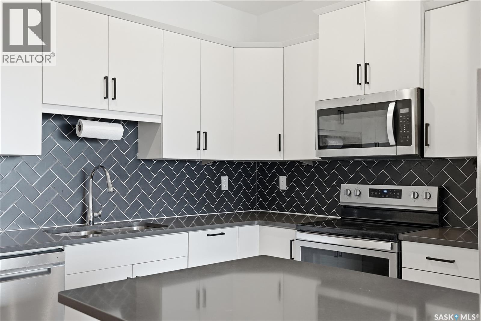 309 105 Willis Crescent, Saskatoon, SK - Indoor Photo Showing Kitchen With Upgraded Kitchen