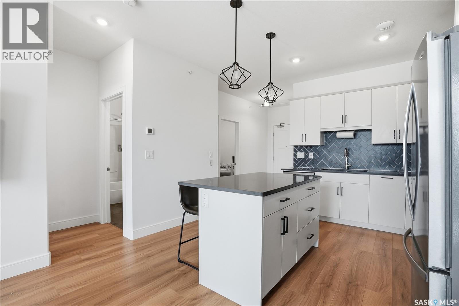 309 105 Willis Crescent, Saskatoon, SK - Indoor Photo Showing Kitchen With Upgraded Kitchen
