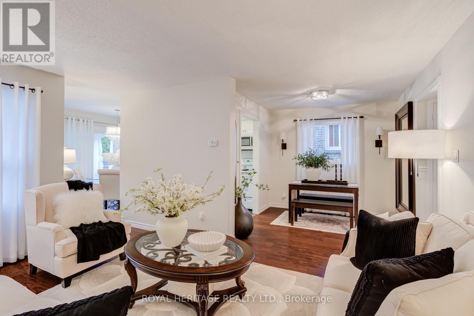 188 Adele Crescent, Oshawa, ON - Indoor Photo Showing Living Room