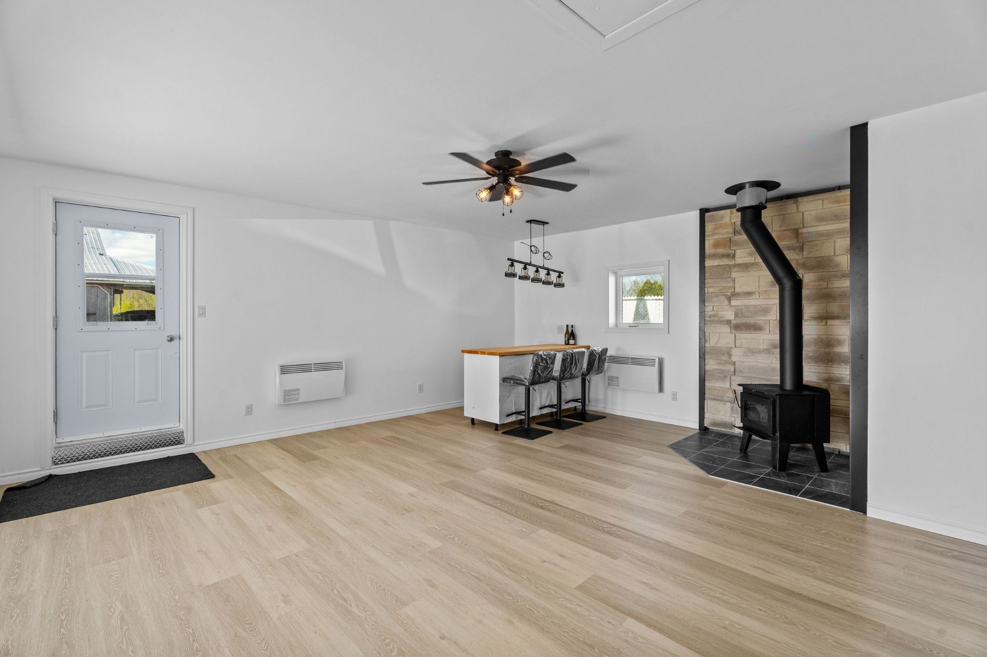Salon - 280 Rg Montcalm, Saint-Esprit, QC