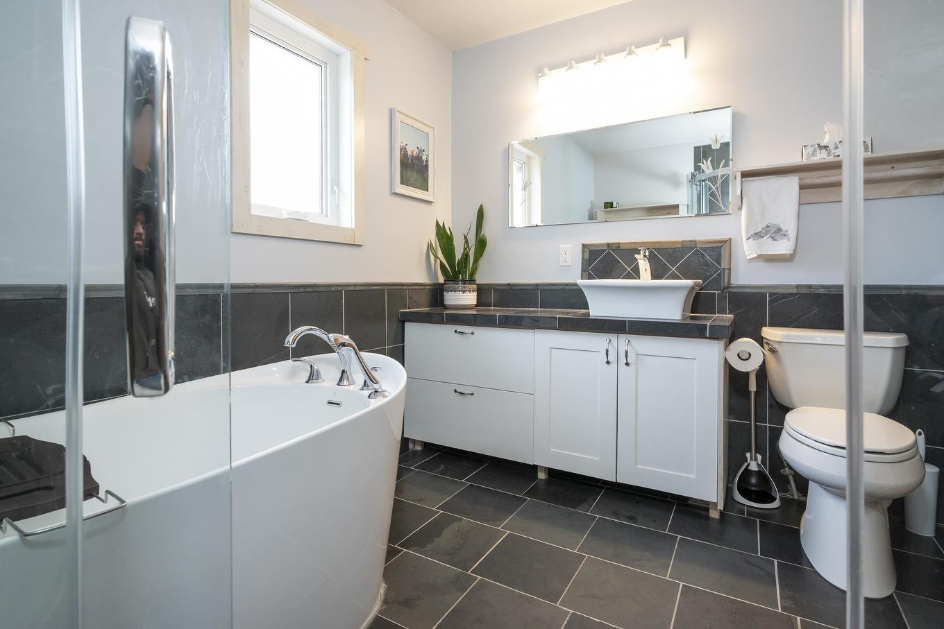 286 Van Horne Street, Thunder Bay, ON - Indoor Photo Showing Bathroom