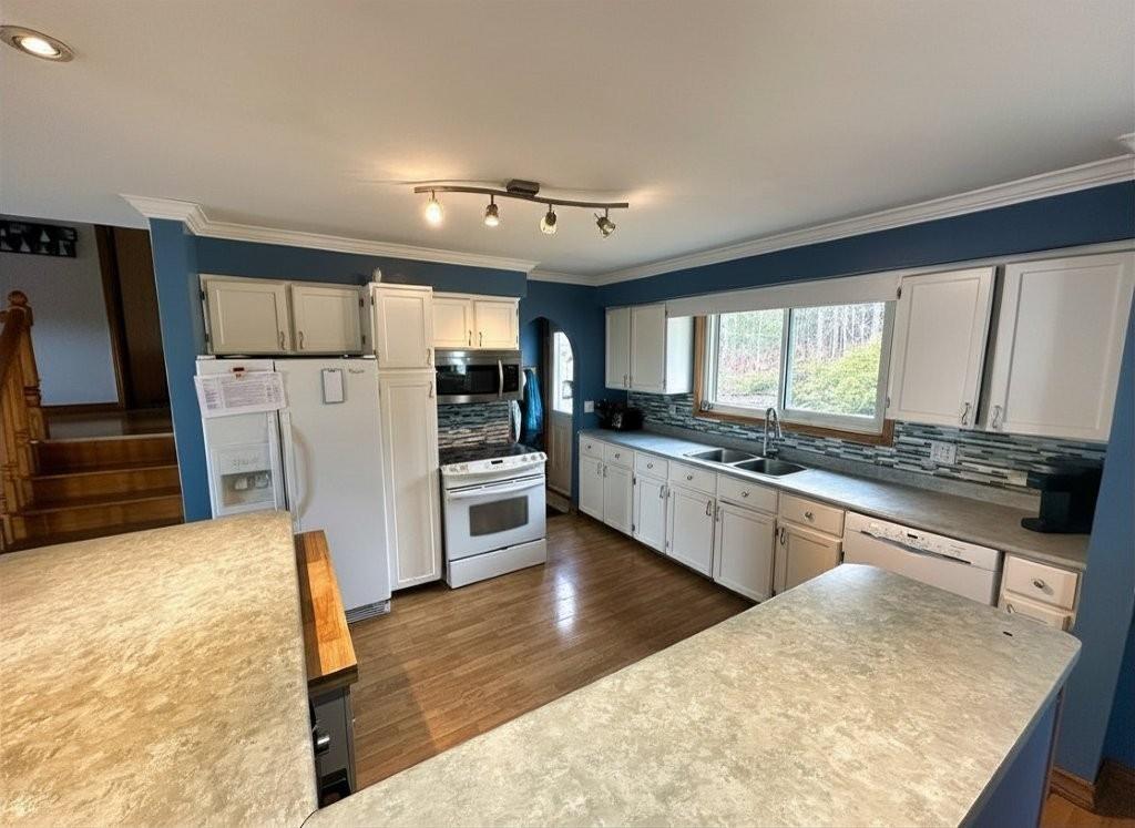 16 Terrace Heights Drive, Terrace Bay, ON - Indoor Photo Showing Kitchen With Double Sink