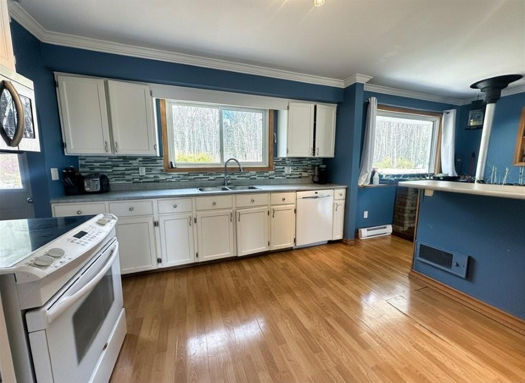 16 Terrace Heights Drive, Terrace Bay, ON - Indoor Photo Showing Kitchen With Double Sink