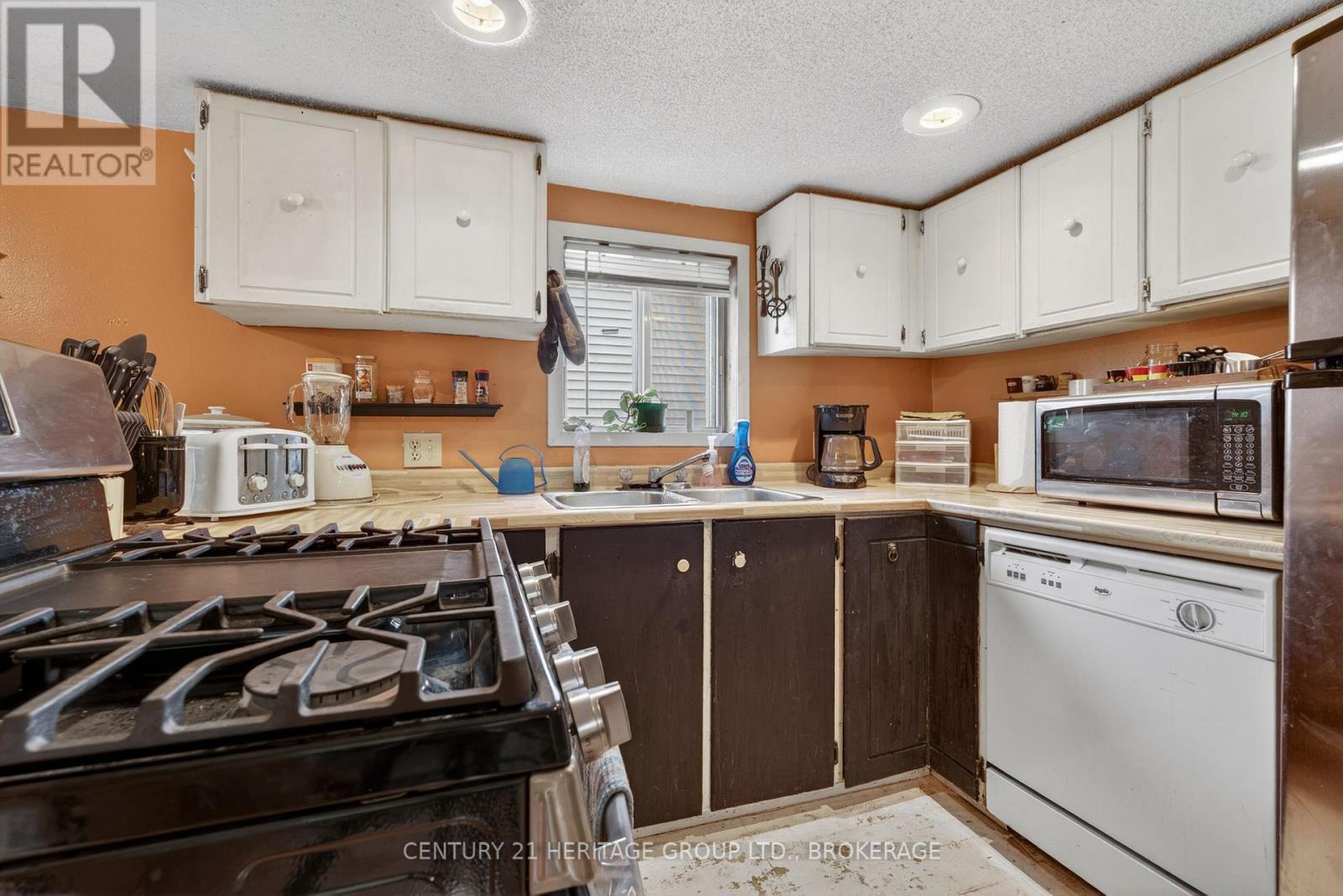 326 Dundas Street, Deseronto (Deseronto (Town)), ON - Indoor Photo Showing Kitchen With Double Sink