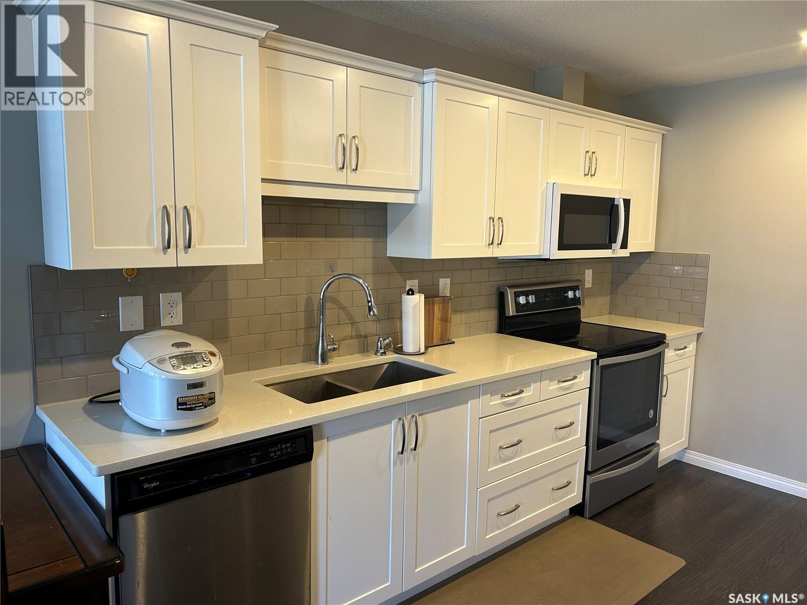 2308 104 Willis Crescent, Saskatoon, SK - Indoor Photo Showing Kitchen With Double Sink