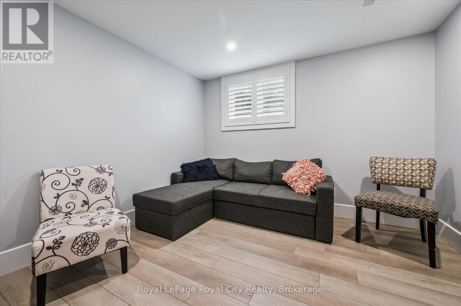 50 Faith Drive, Mapleton, ON - Indoor Photo Showing Living Room