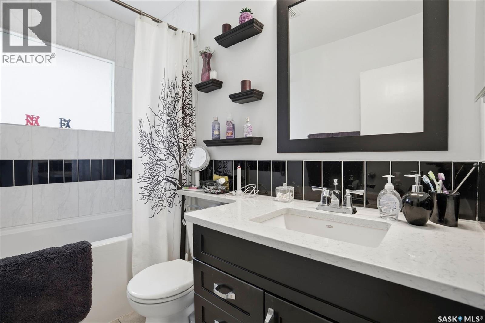 35 Harrison Crescent, Saskatoon, SK - Indoor Photo Showing Bathroom
