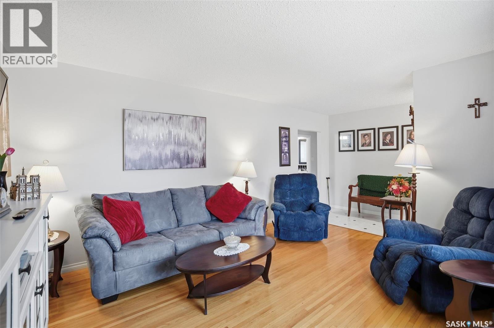 35 Harrison Crescent, Saskatoon, SK - Indoor Photo Showing Living Room