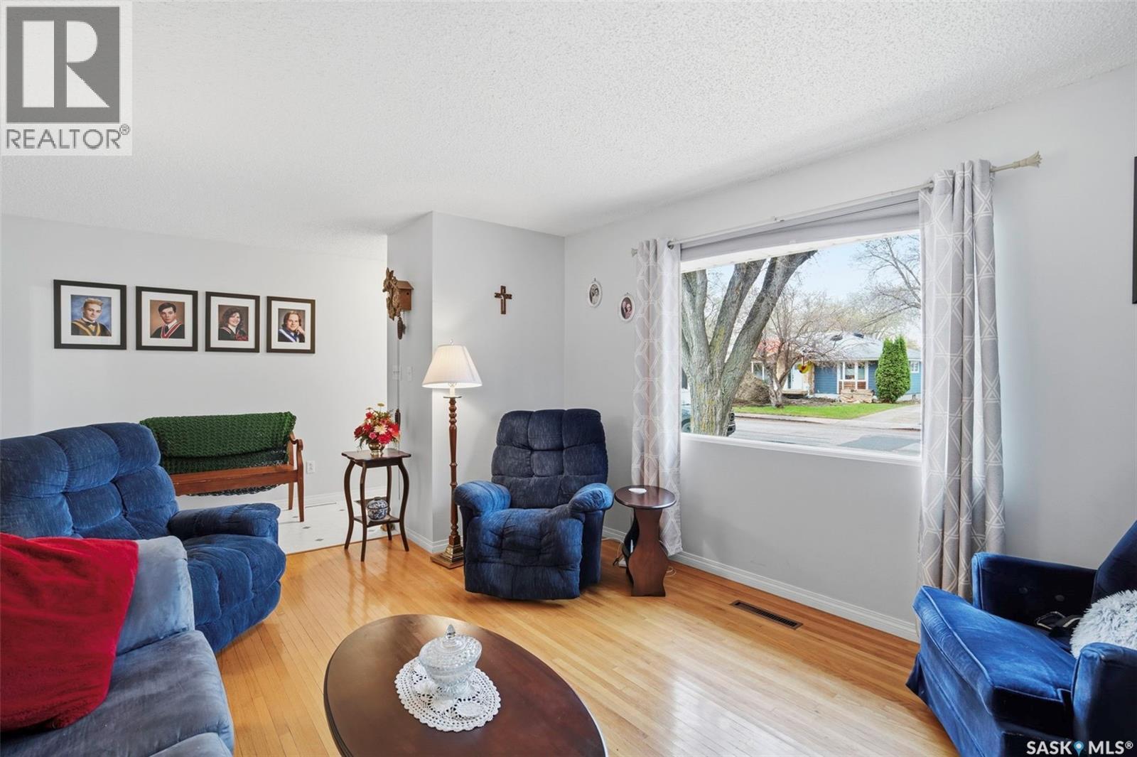 35 Harrison Crescent, Saskatoon, SK - Indoor Photo Showing Living Room