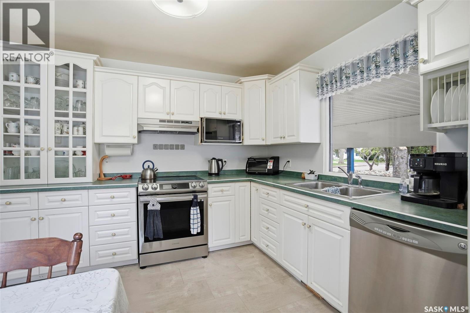 35 Harrison Crescent, Saskatoon, SK - Indoor Photo Showing Kitchen With Double Sink
