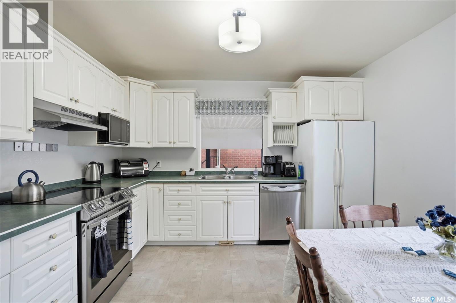 35 Harrison Crescent, Saskatoon, SK - Indoor Photo Showing Kitchen