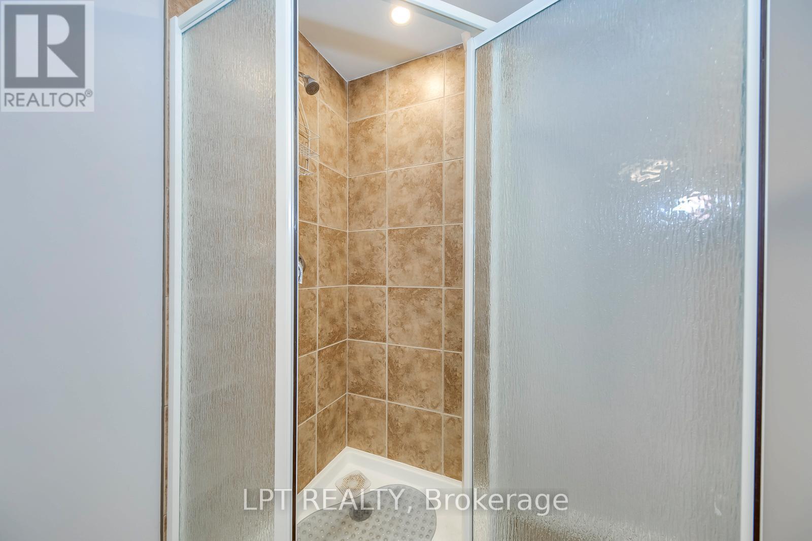 6 - 10 Fallowfield Drive, Kitchener, ON - Indoor Photo Showing Bathroom