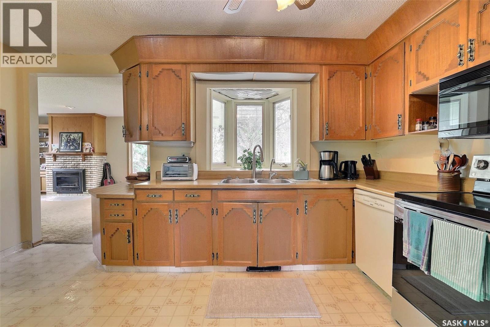 15 Academy Park Road, Regina, SK - Indoor Photo Showing Kitchen With Double Sink