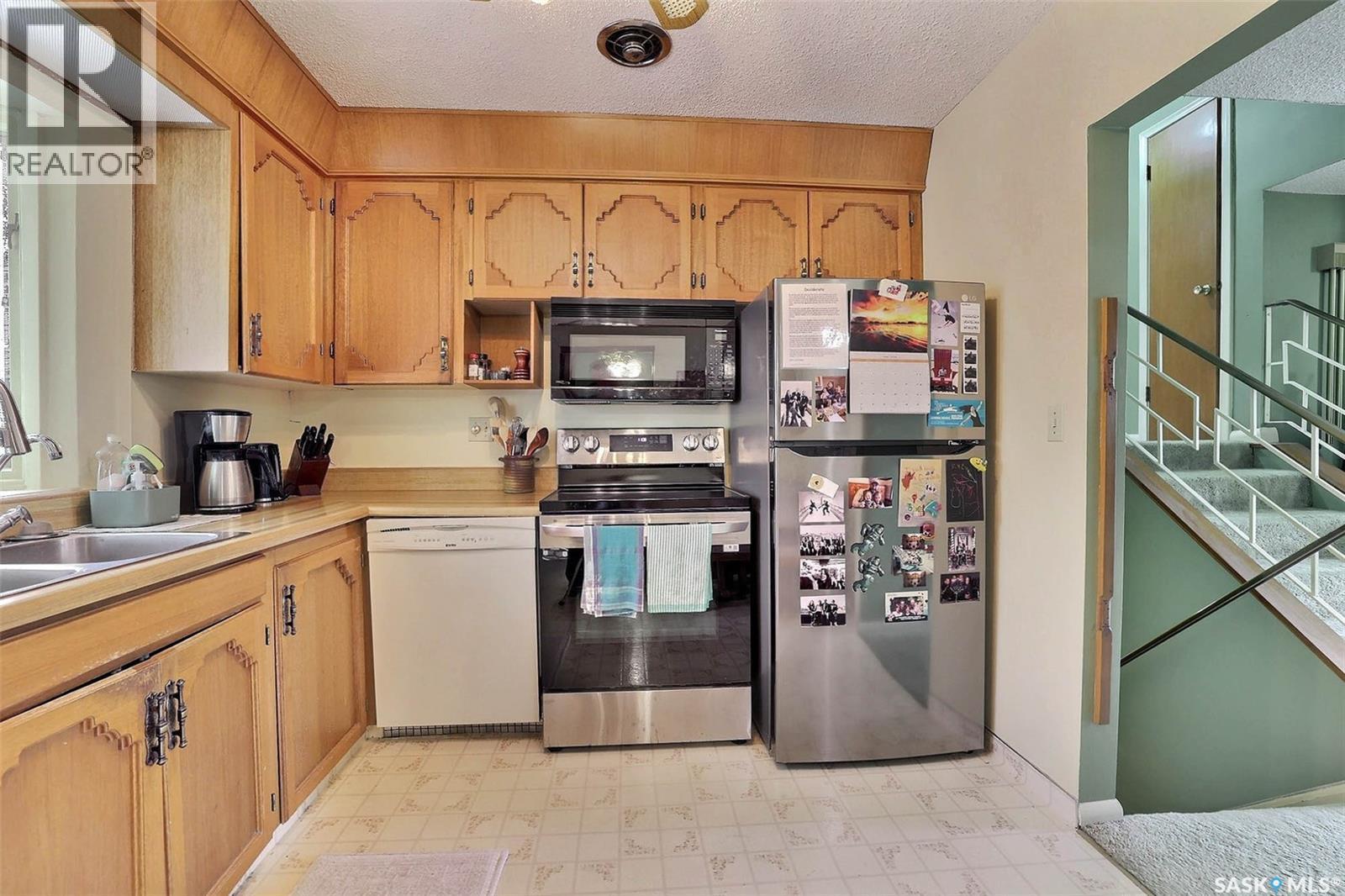 15 Academy Park Road, Regina, SK - Indoor Photo Showing Kitchen