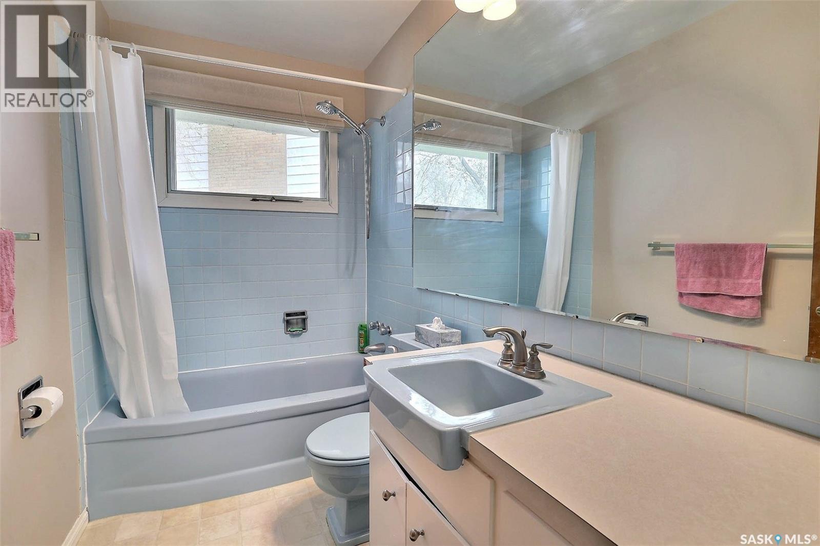 15 Academy Park Road, Regina, SK - Indoor Photo Showing Bathroom