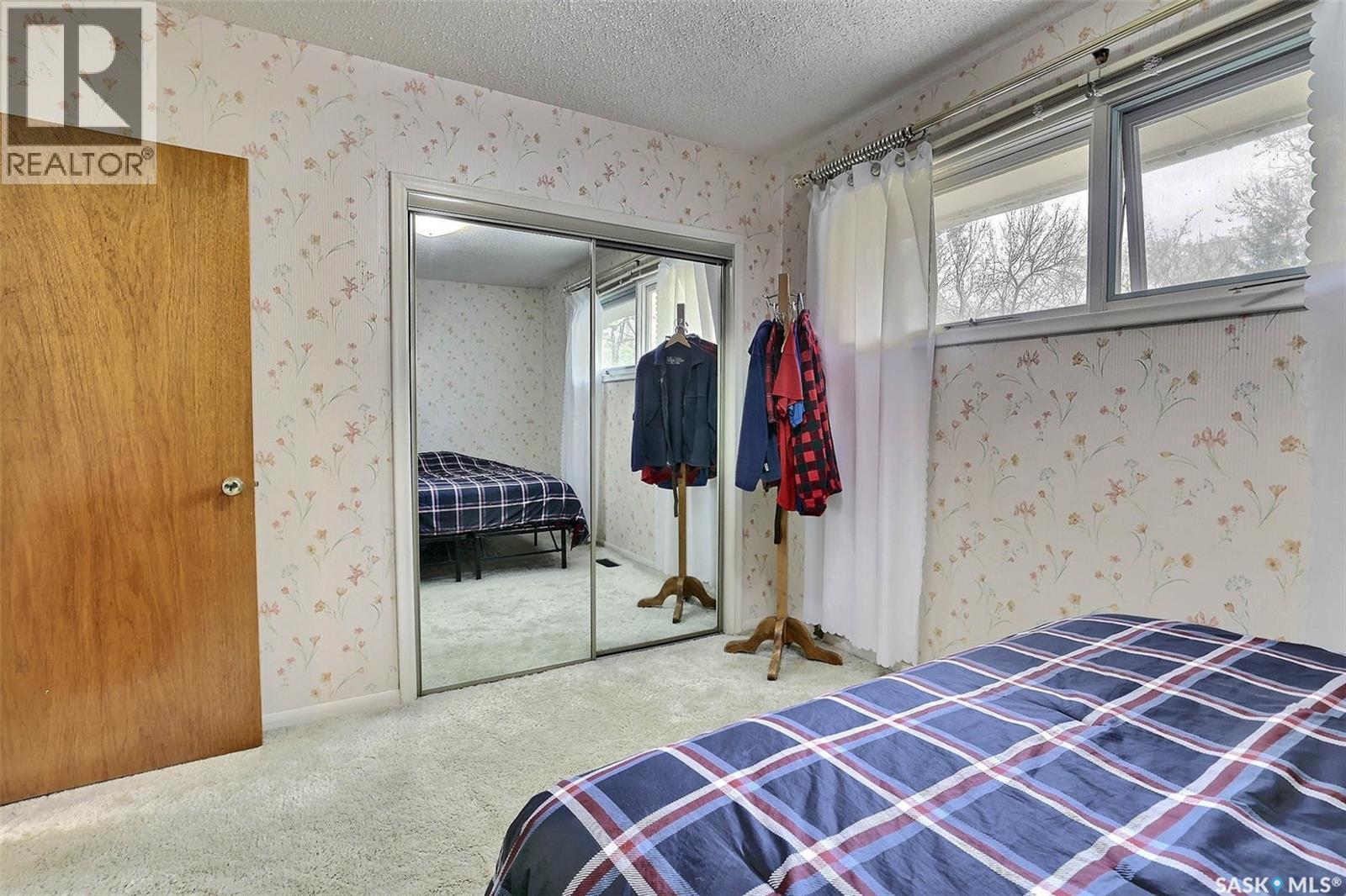15 Academy Park Road, Regina, SK - Indoor Photo Showing Bedroom