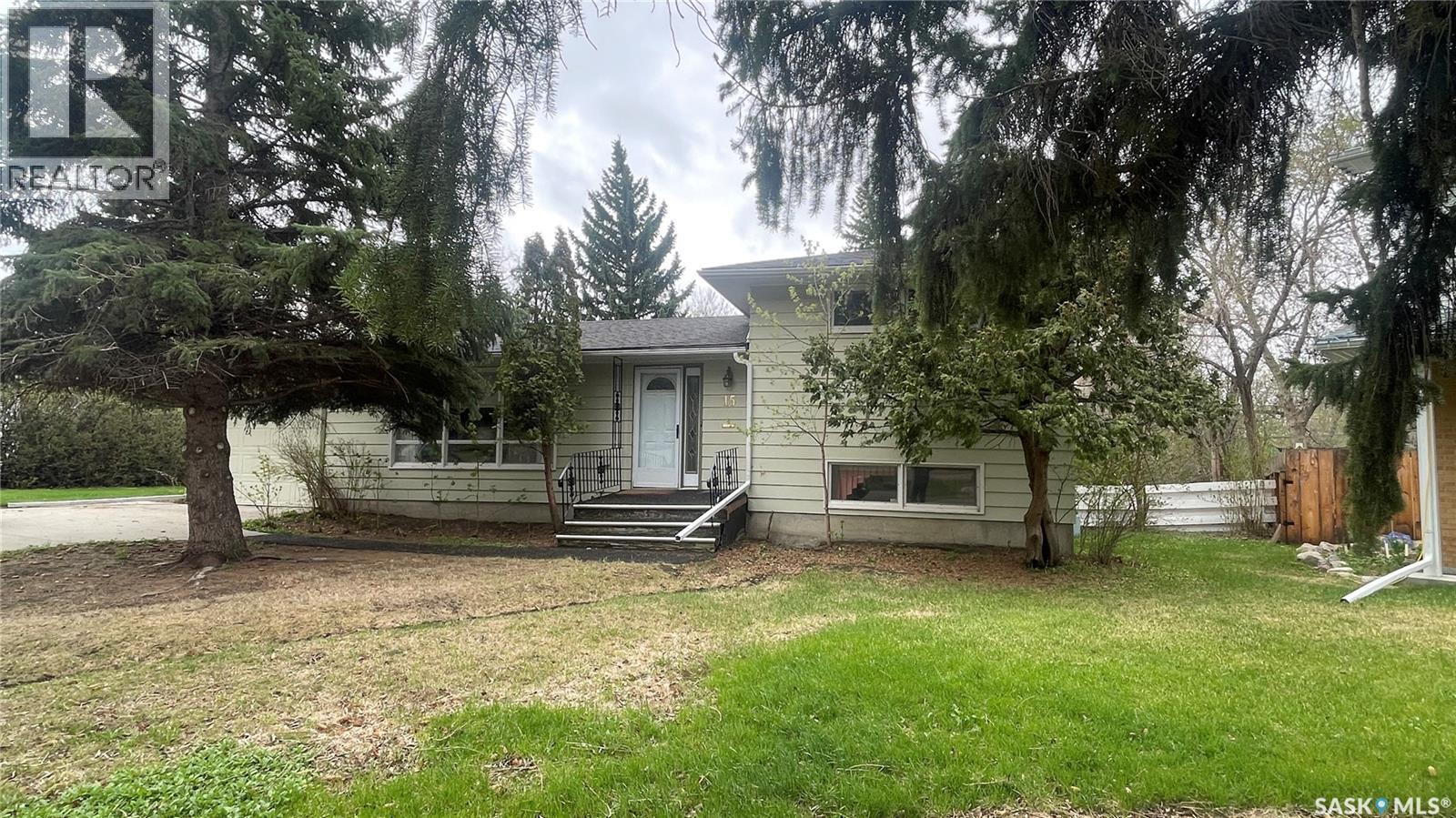 15 Academy Park Road, Regina, SK - Outdoor