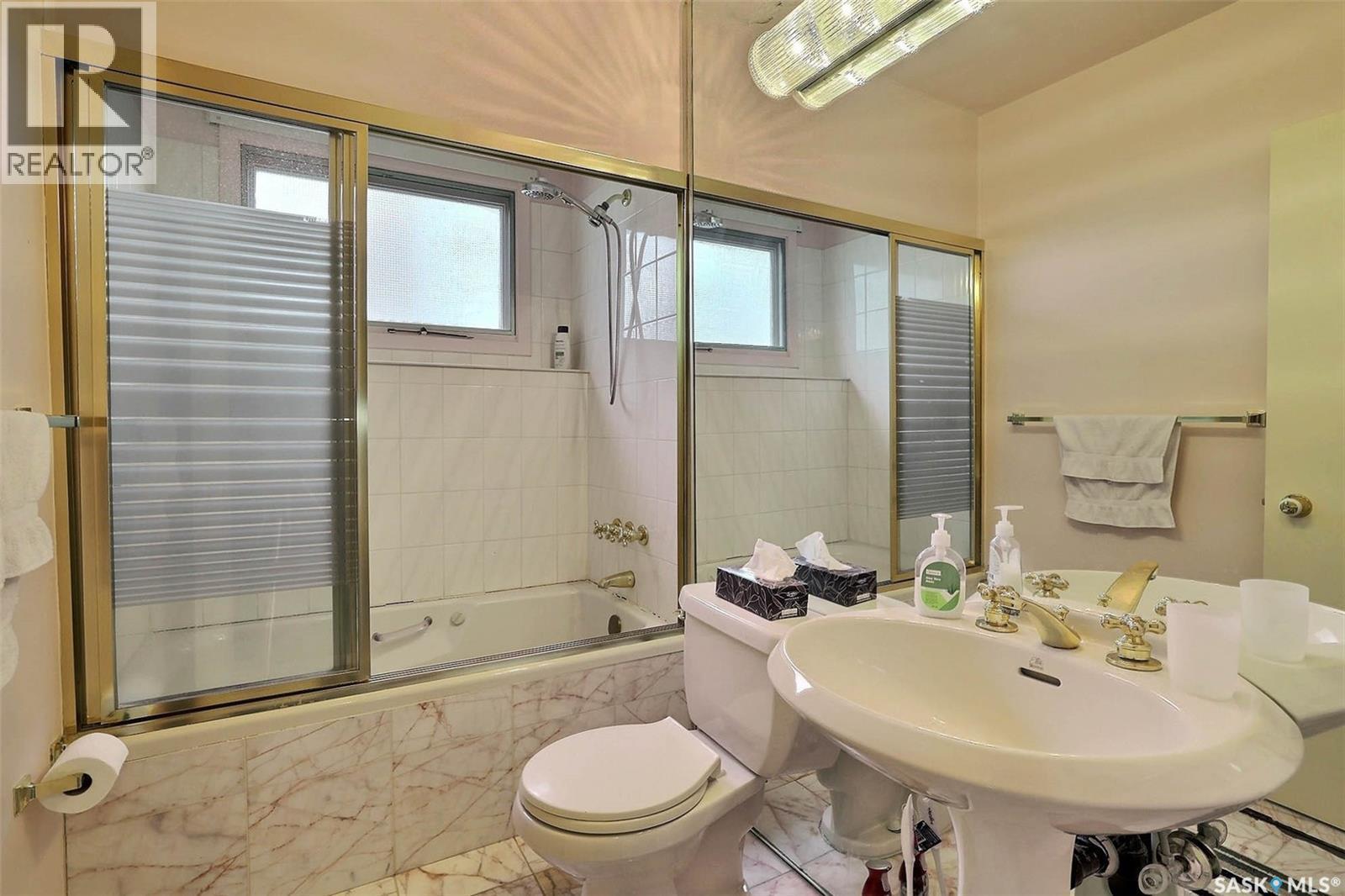 15 Academy Park Road, Regina, SK - Indoor Photo Showing Bathroom