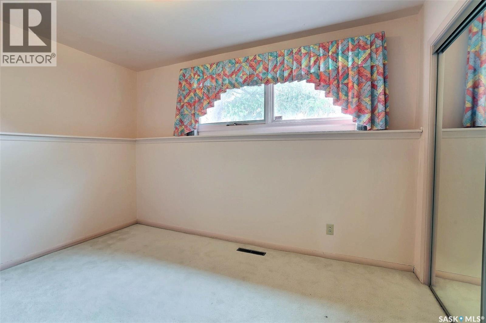 15 Academy Park Road, Regina, SK - Indoor Photo Showing Other Room
