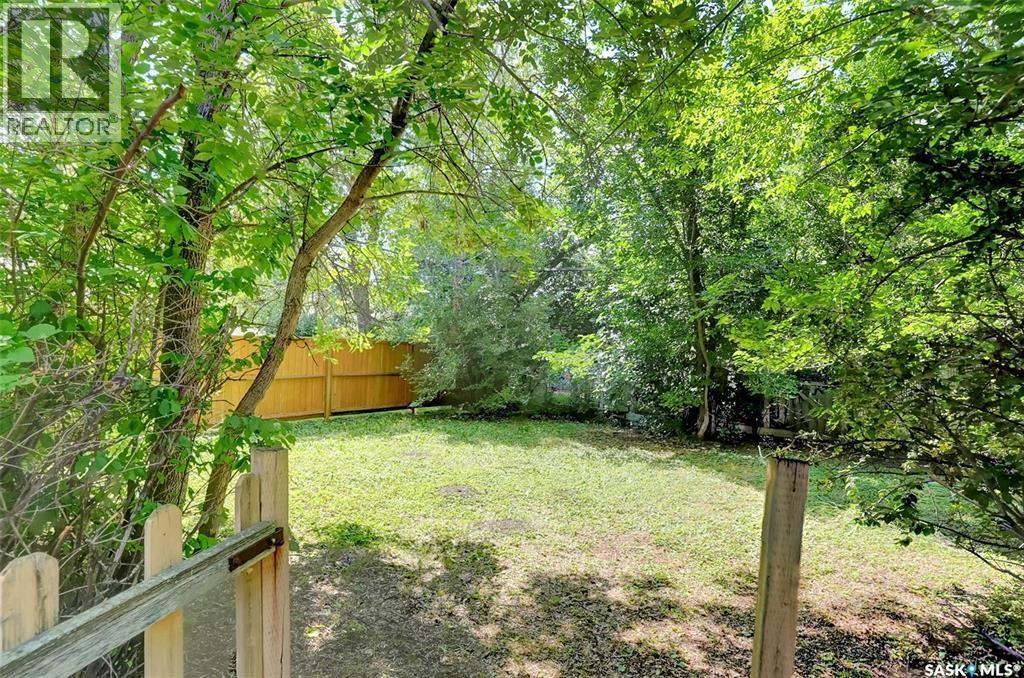 15 Academy Park Road, Regina, SK - Outdoor