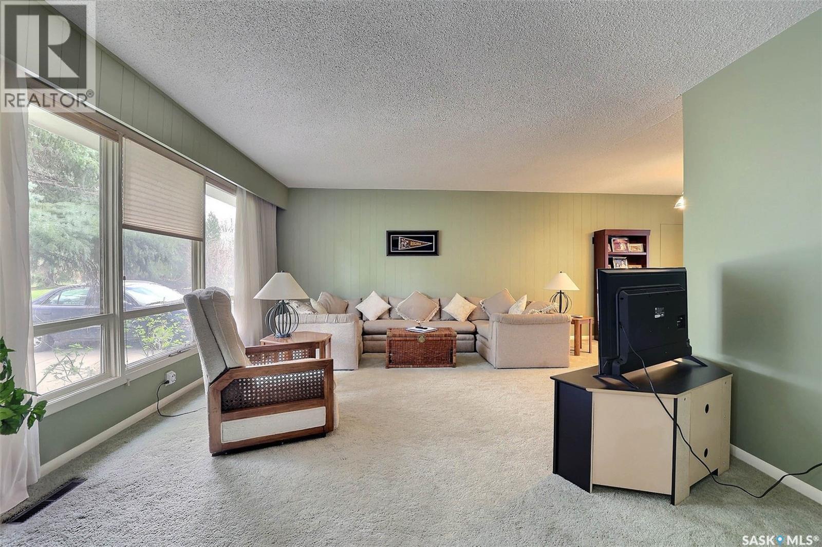 15 Academy Park Road, Regina, SK - Indoor Photo Showing Living Room