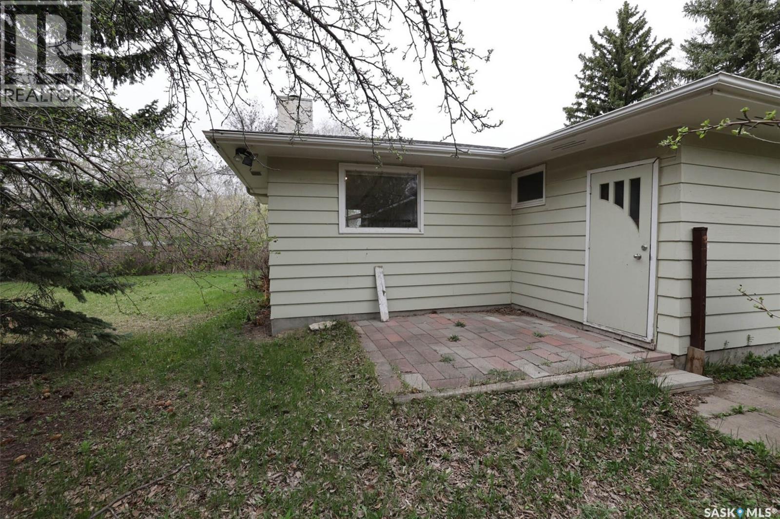 15 Academy Park Road, Regina, SK - Outdoor