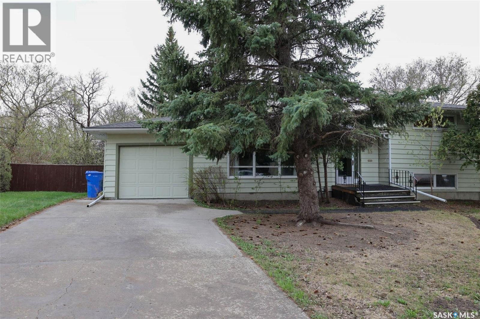 15 Academy Park Road, Regina, SK - Outdoor