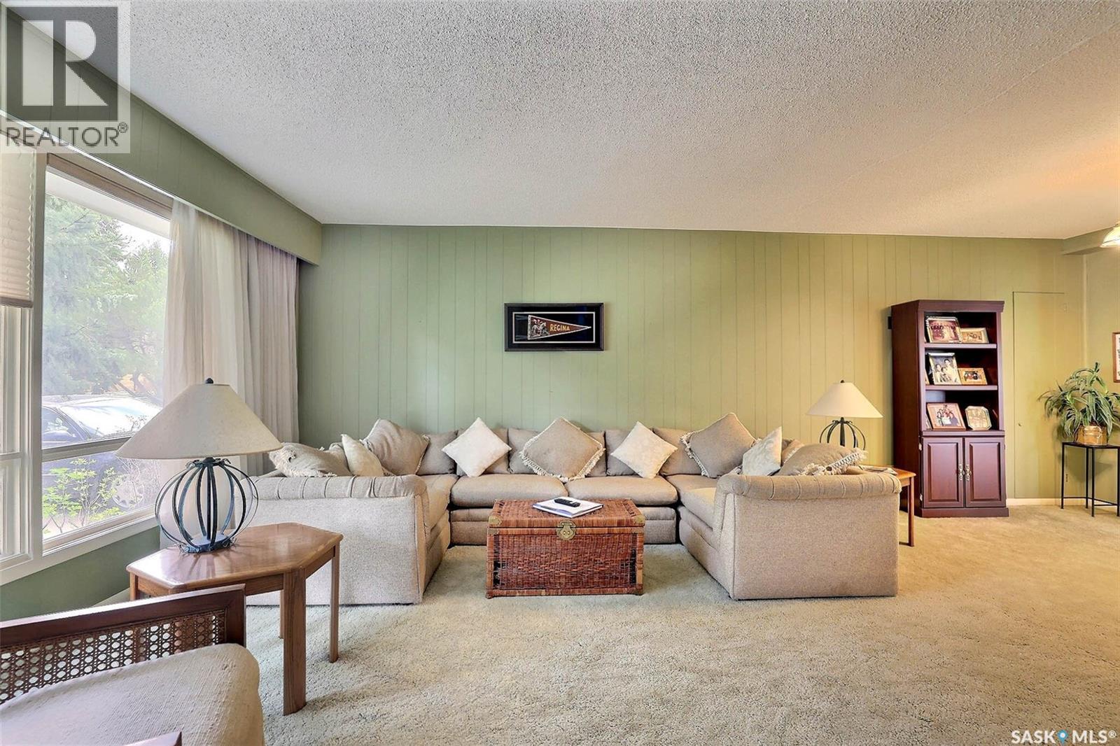 15 Academy Park Road, Regina, SK - Indoor Photo Showing Living Room