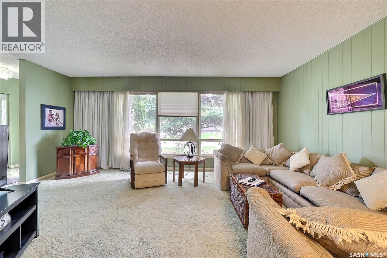 15 Academy Park Road, Regina, SK - Indoor Photo Showing Living Room