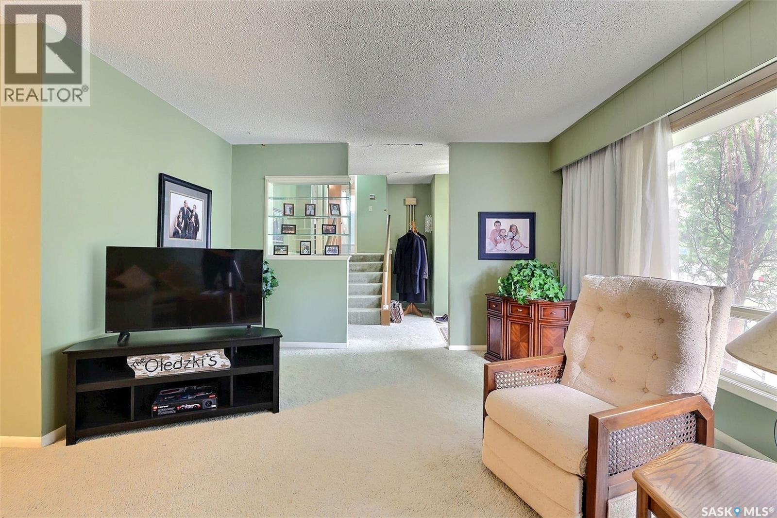 15 Academy Park Road, Regina, SK - Indoor Photo Showing Living Room