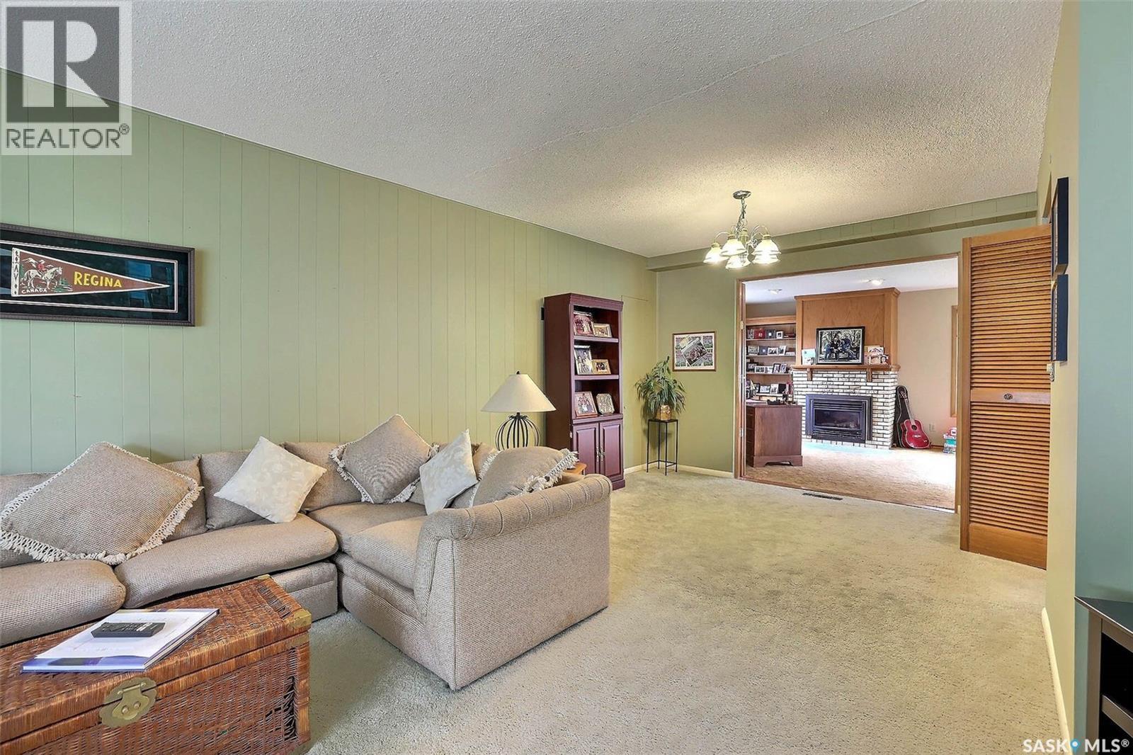 15 Academy Park Road, Regina, SK - Indoor Photo Showing Living Room