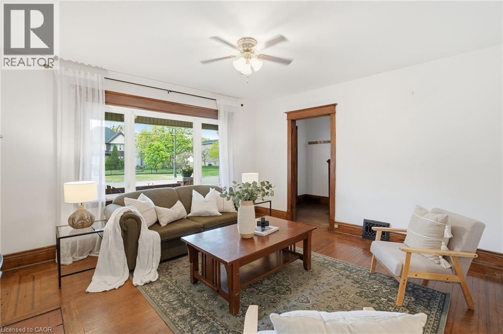 230 Beach Boulevard, Hamilton, ON - Indoor Photo Showing Living Room