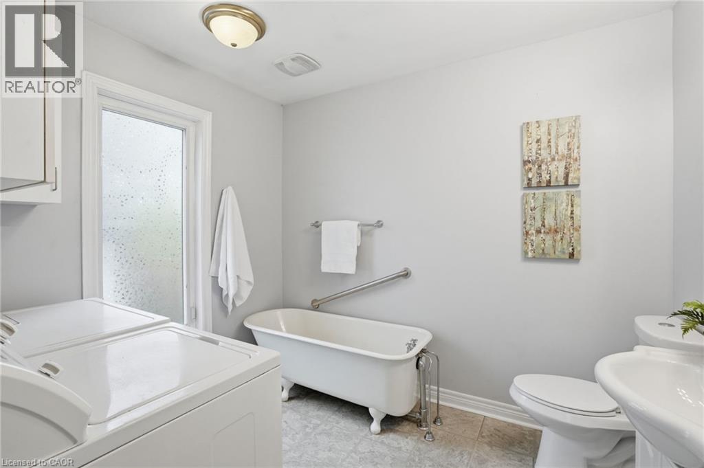 230 Beach Boulevard, Hamilton, ON - Indoor Photo Showing Bathroom