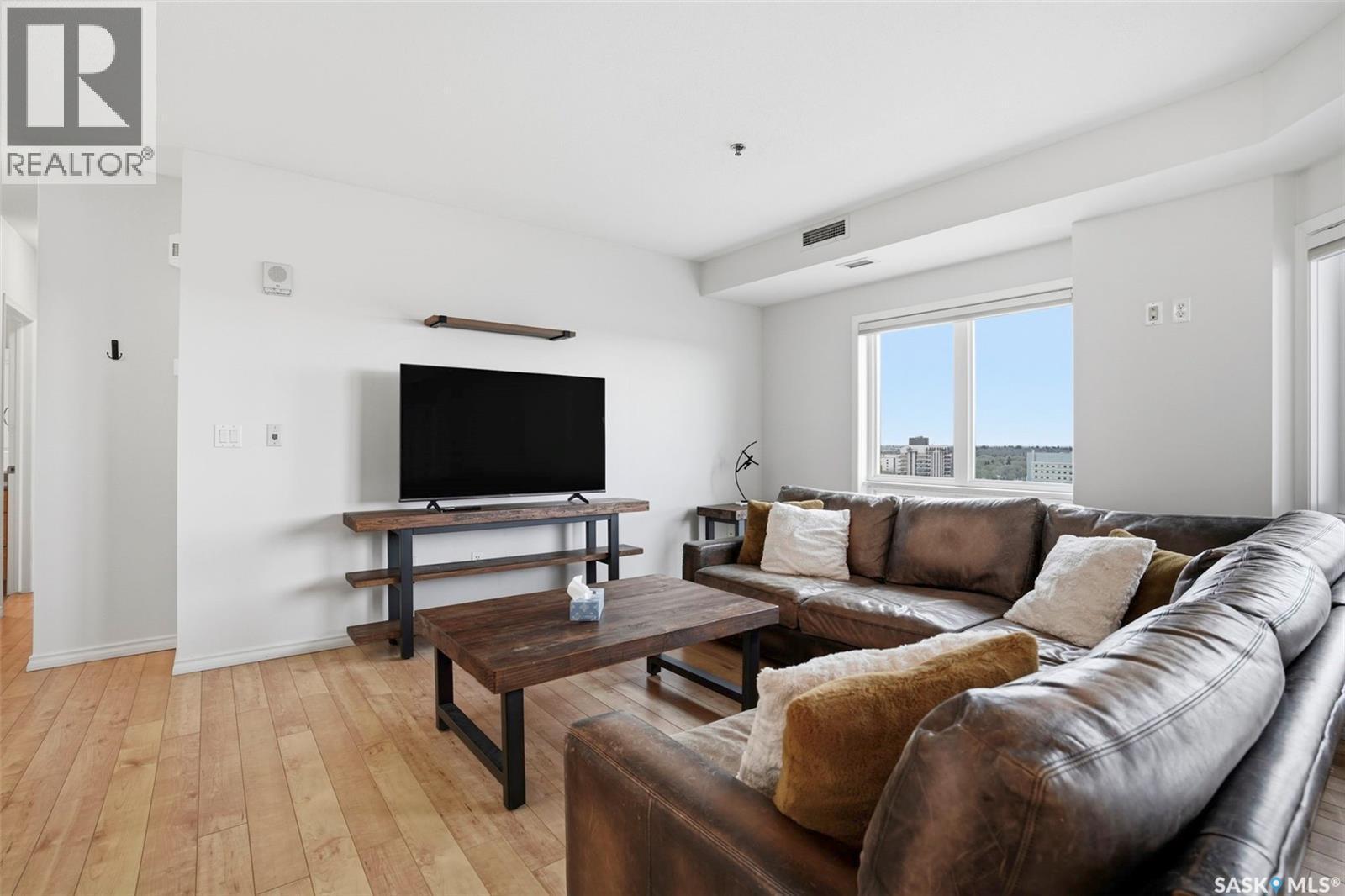 1406 902 Spadina Crescent E, Saskatoon, SK - Indoor Photo Showing Living Room
