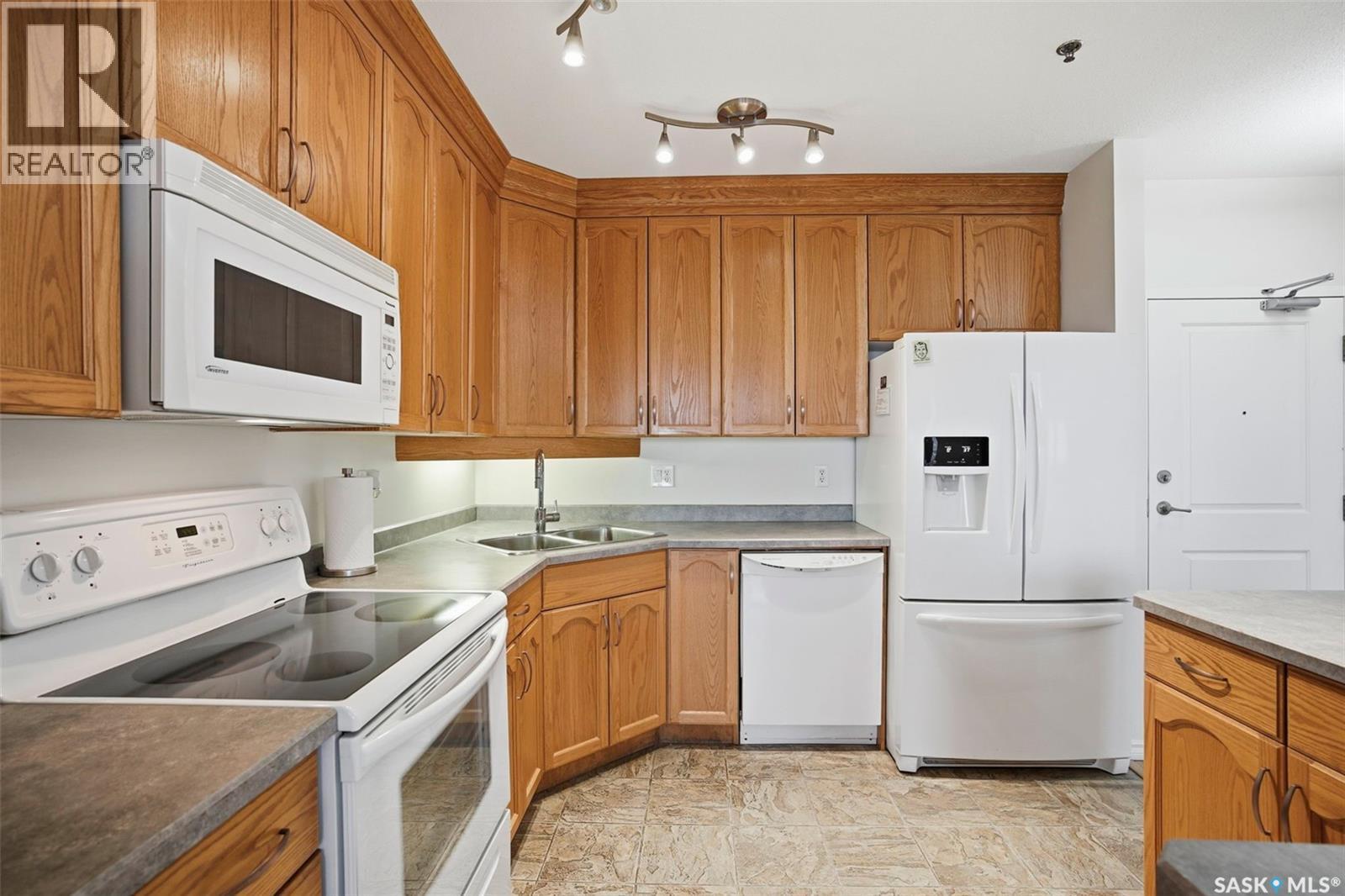 1406 902 Spadina Crescent E, Saskatoon, SK - Indoor Photo Showing Kitchen With Double Sink