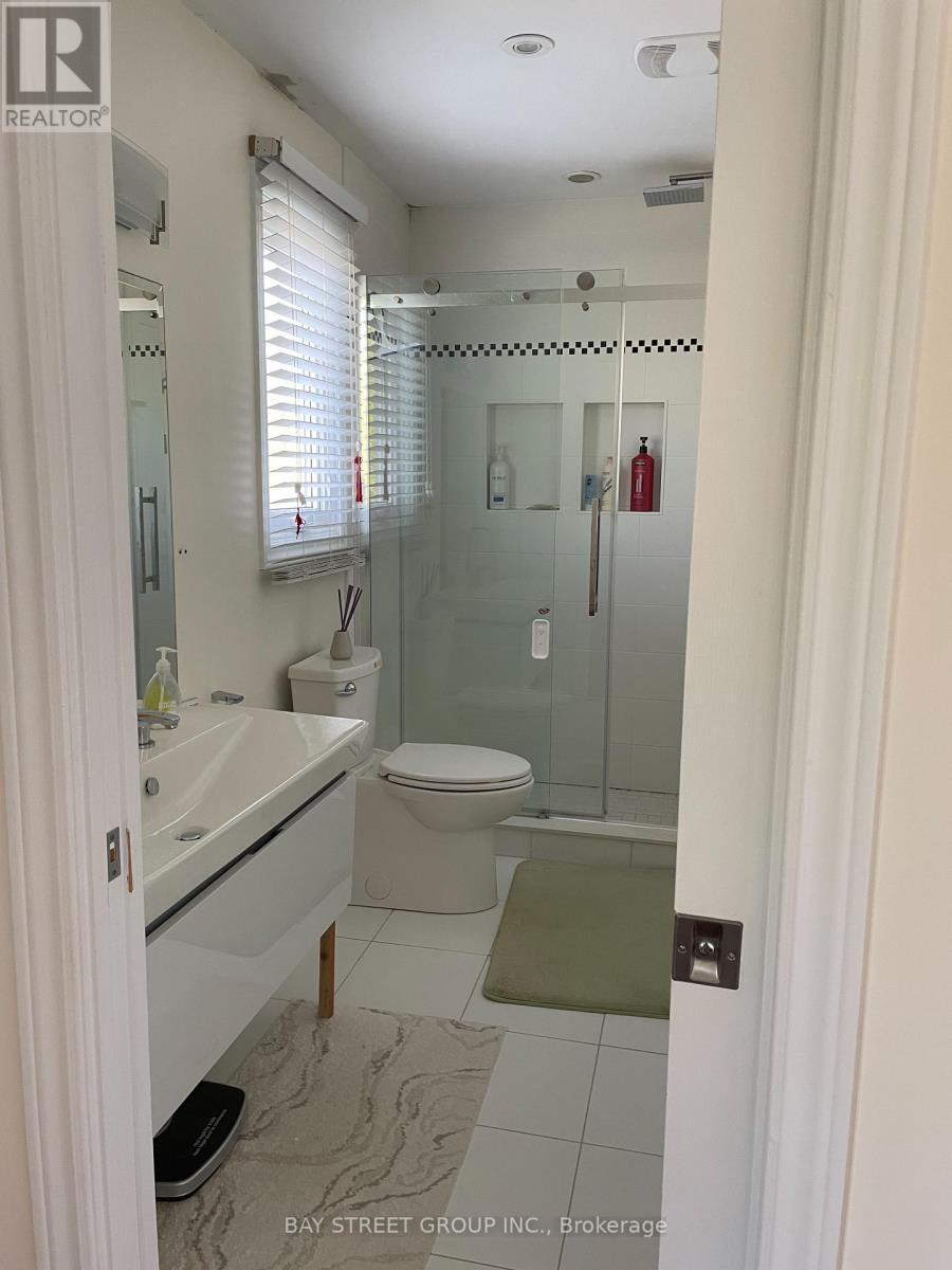 1072 Stephenson Drive, Burlington, ON - Indoor Photo Showing Bathroom