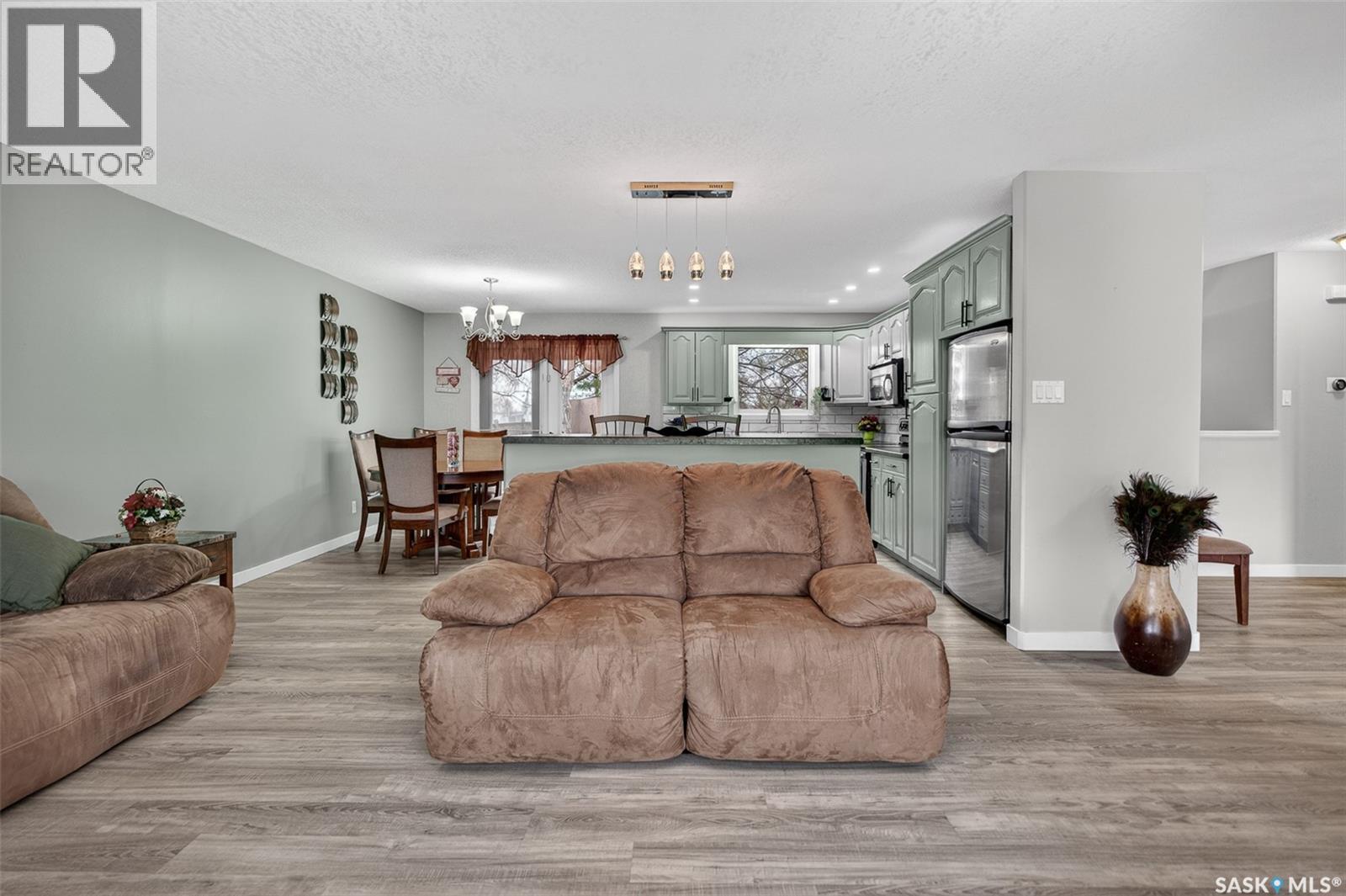 1227 Pascoe Drive E, Moose Jaw, SK - Indoor Photo Showing Living Room