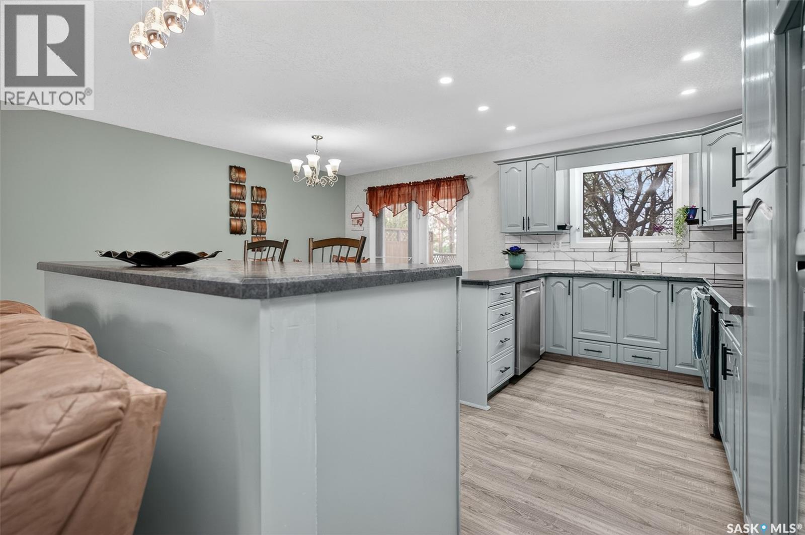 1227 Pascoe Drive E, Moose Jaw, SK - Indoor Photo Showing Kitchen