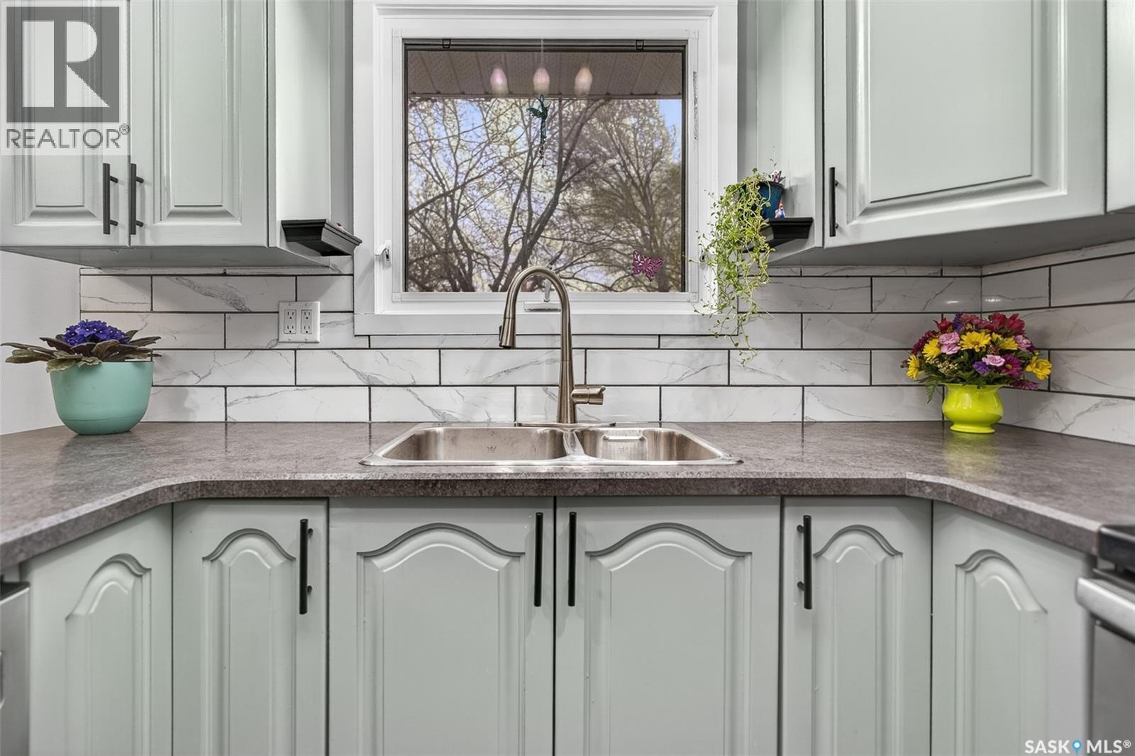 1227 Pascoe Drive E, Moose Jaw, SK - Indoor Photo Showing Kitchen With Double Sink