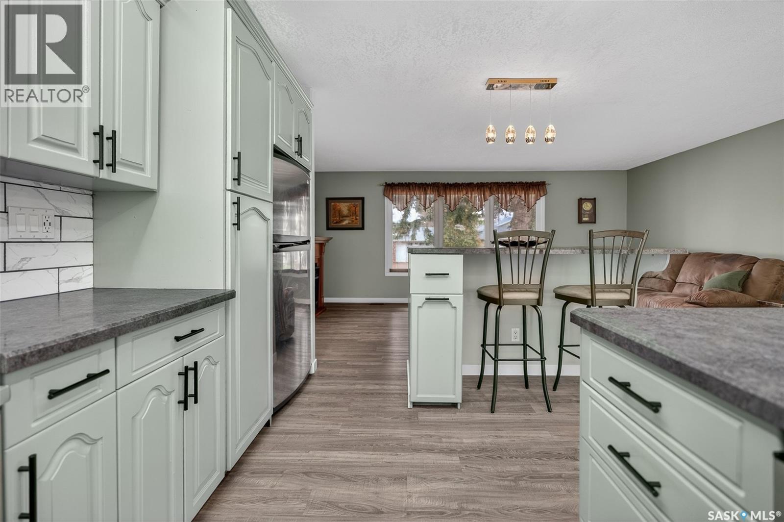 1227 Pascoe Drive E, Moose Jaw, SK - Indoor Photo Showing Kitchen