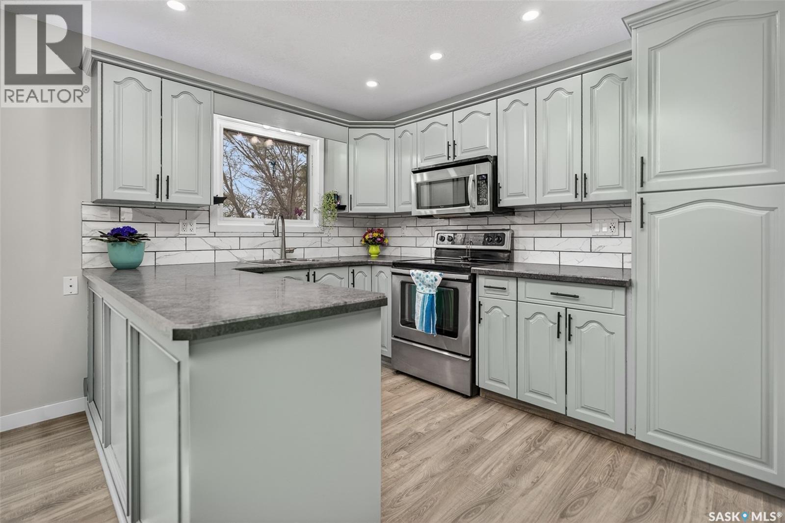 1227 Pascoe Drive E, Moose Jaw, SK - Indoor Photo Showing Kitchen