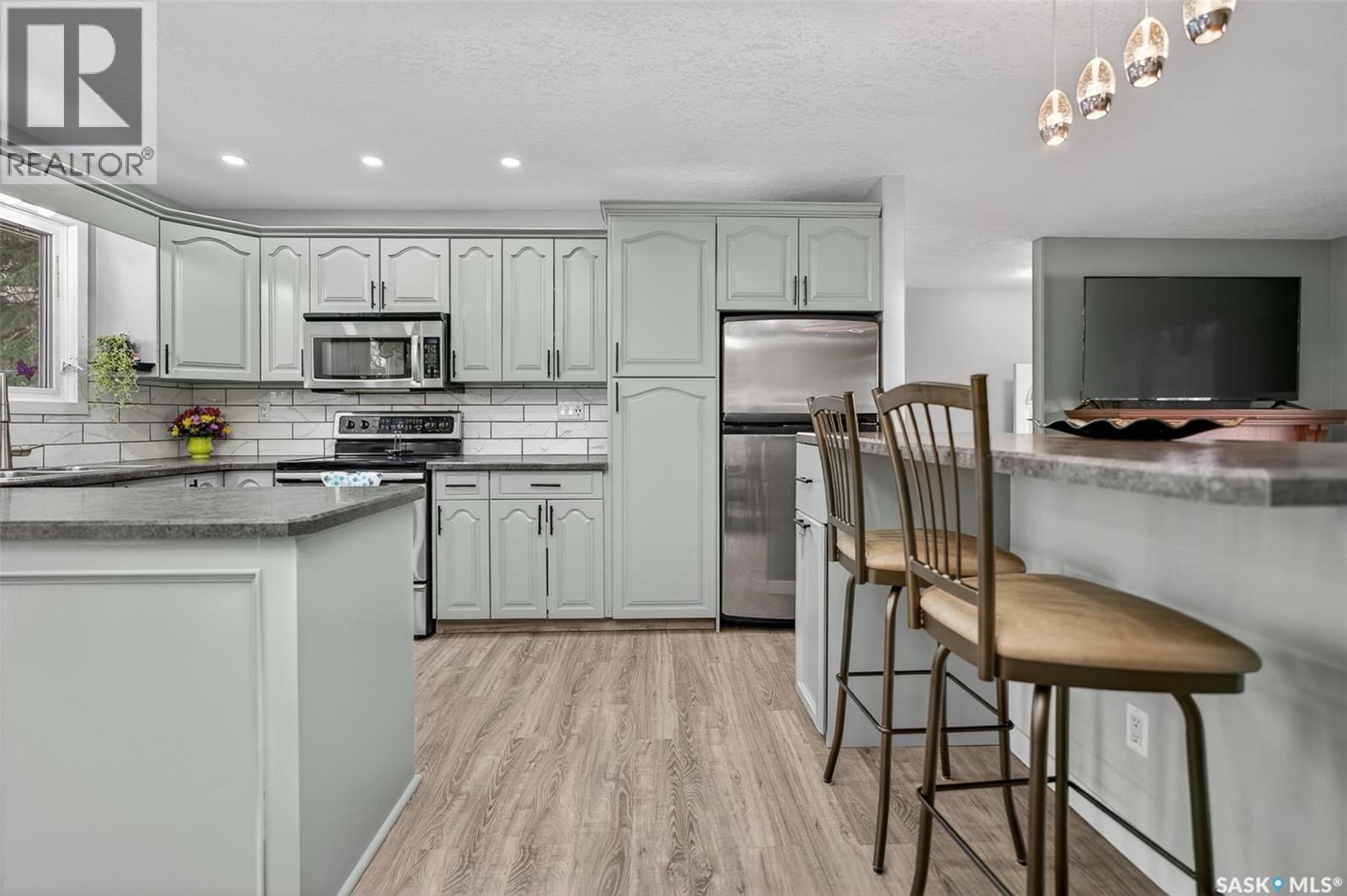 1227 Pascoe Drive E, Moose Jaw, SK - Indoor Photo Showing Kitchen With Upgraded Kitchen