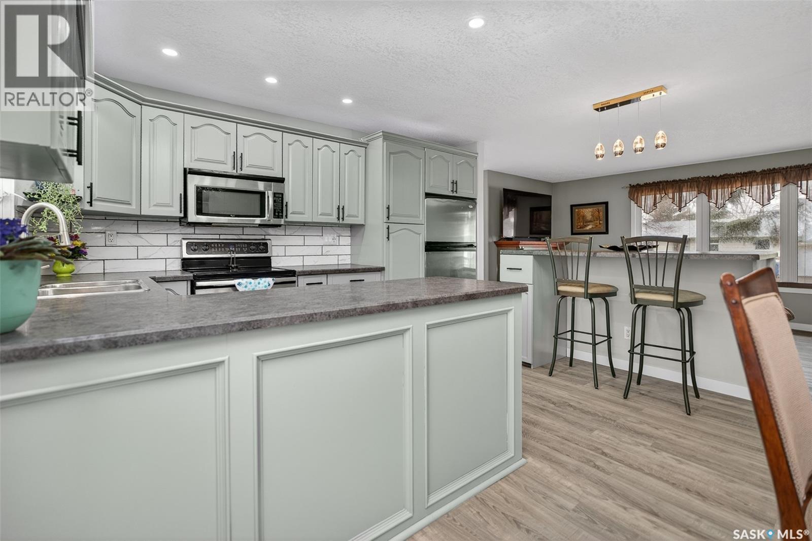 1227 Pascoe Drive E, Moose Jaw, SK - Indoor Photo Showing Kitchen With Double Sink