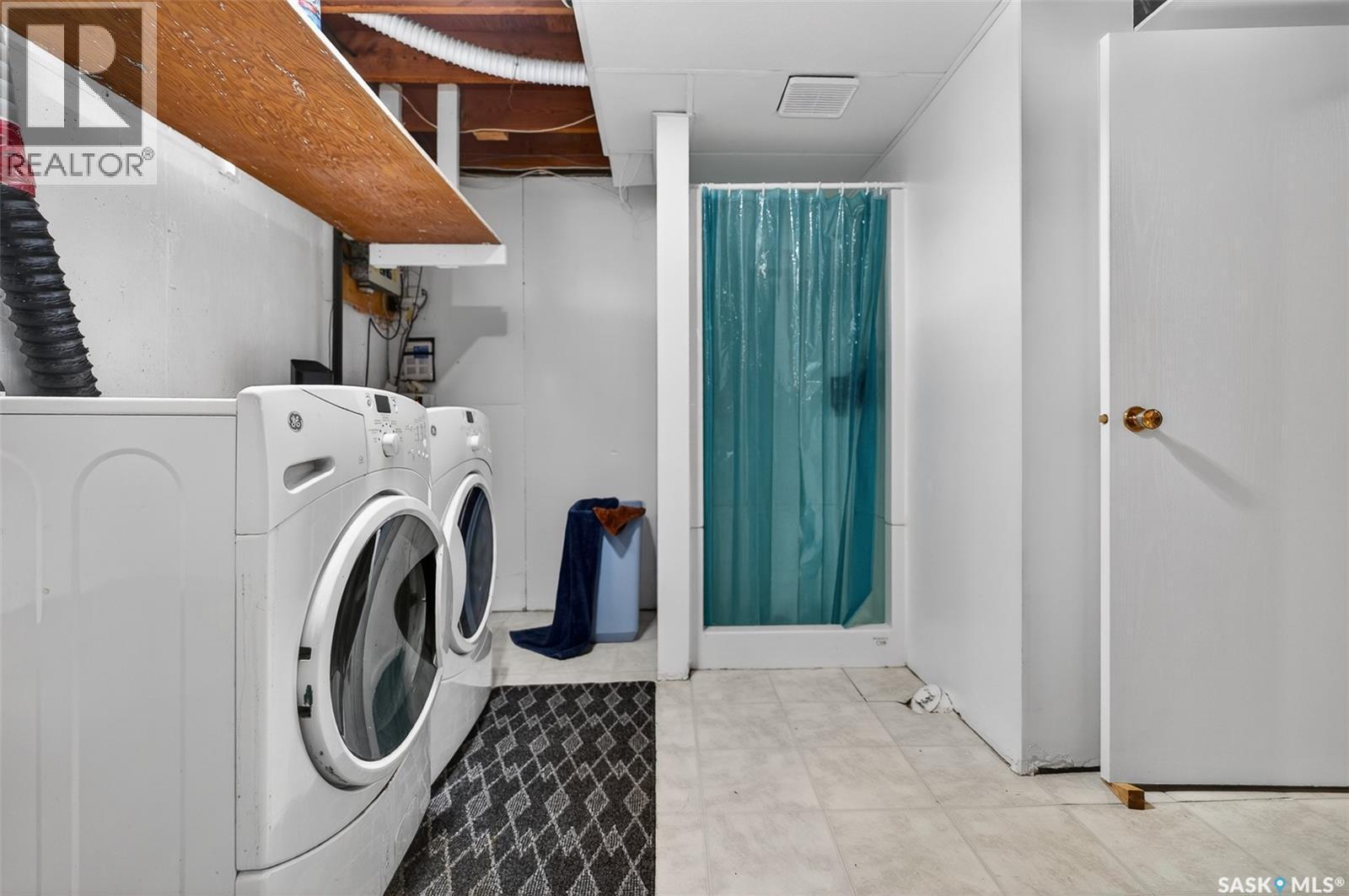 1227 Pascoe Drive E, Moose Jaw, SK - Indoor Photo Showing Laundry Room