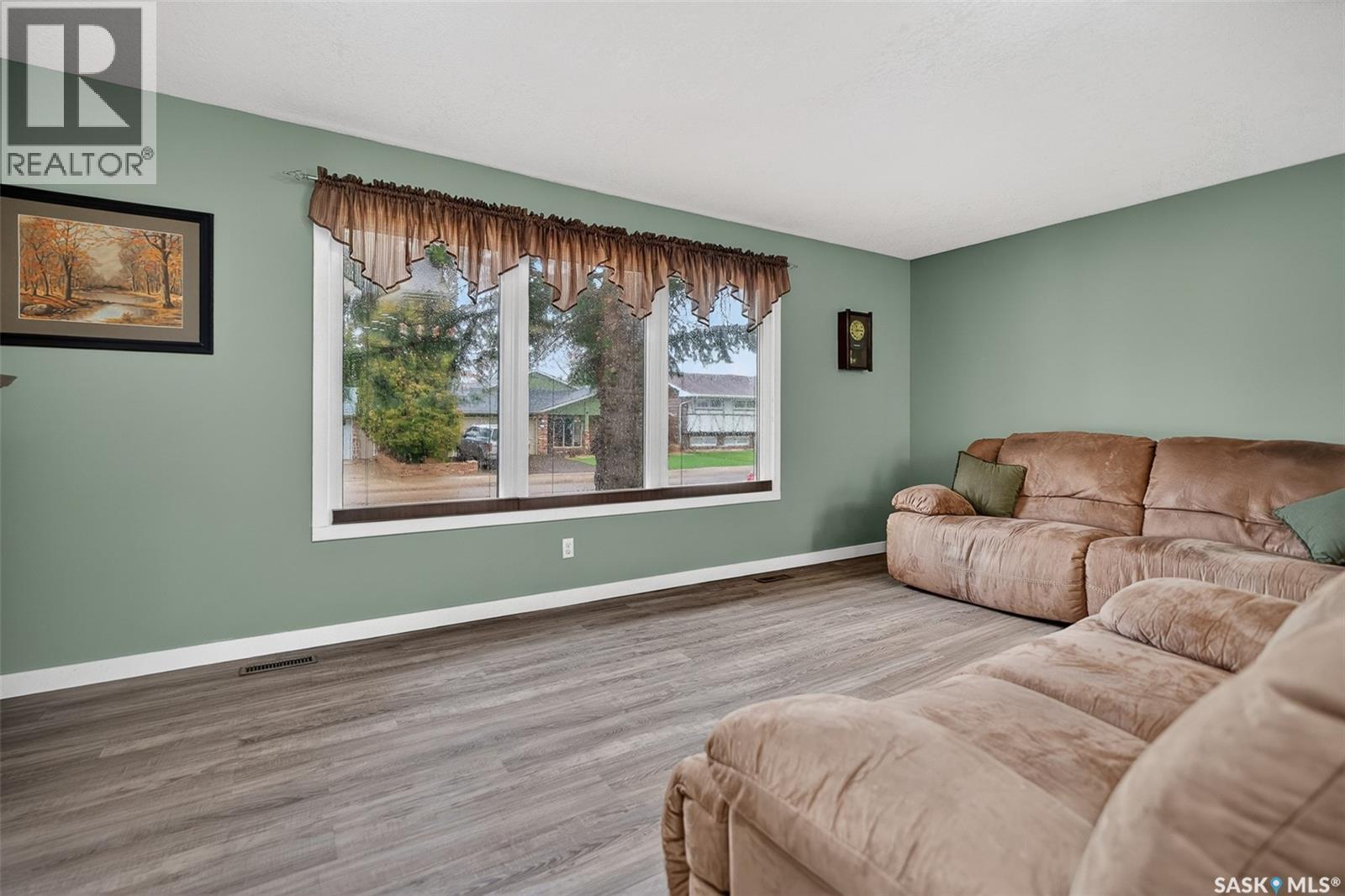 1227 Pascoe Drive E, Moose Jaw, SK - Indoor Photo Showing Living Room